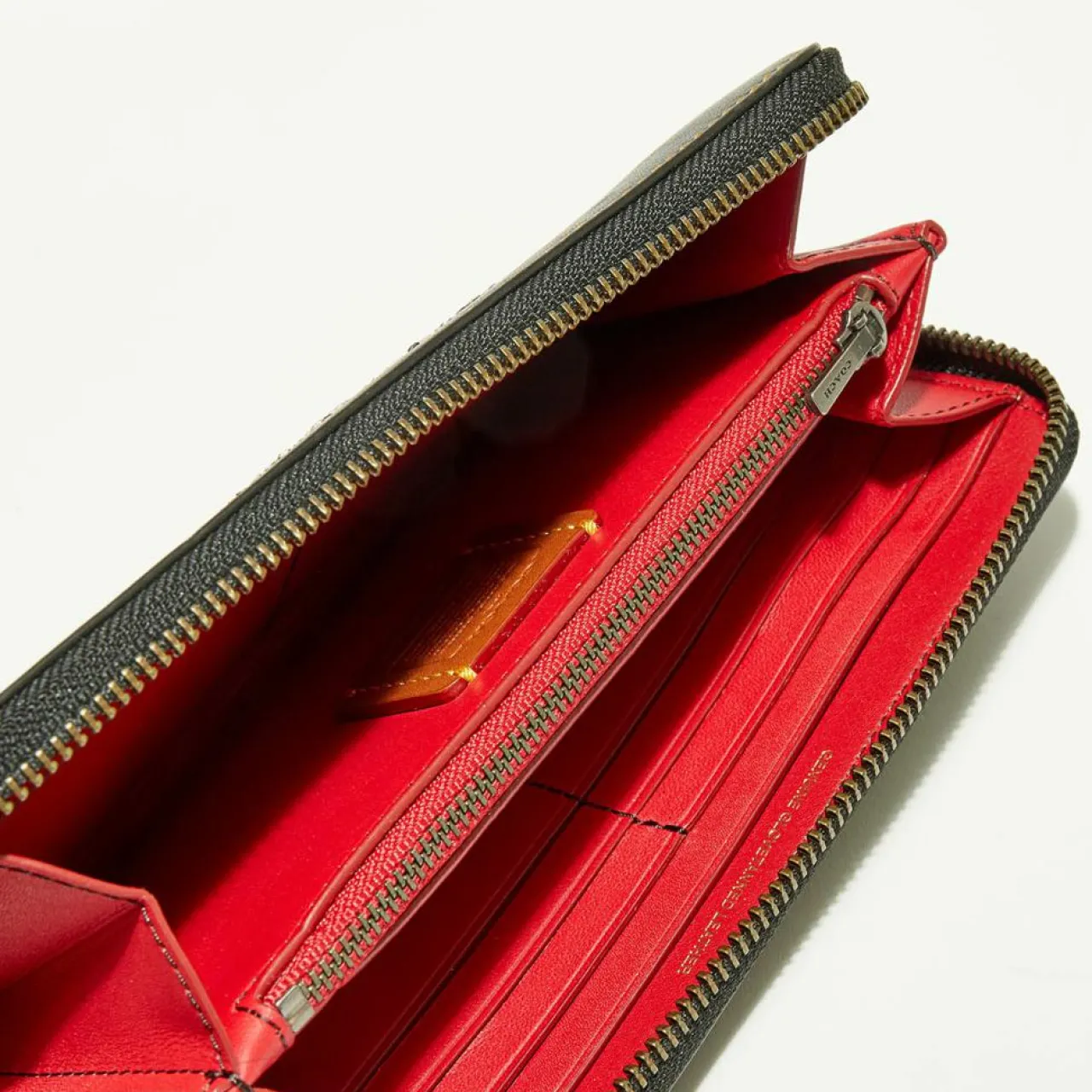 Compagnon en Cuir Accordion sequins noir - 9.9x18.9 cm