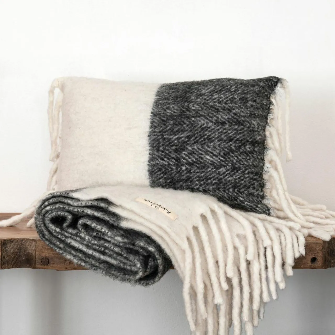 Coussin en laine bicolore blanc/noir 40x60cm