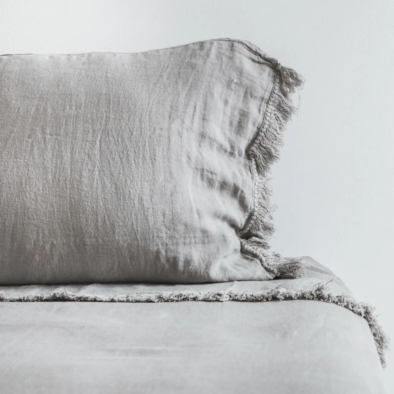 Coussin frangé gris 80x80cm