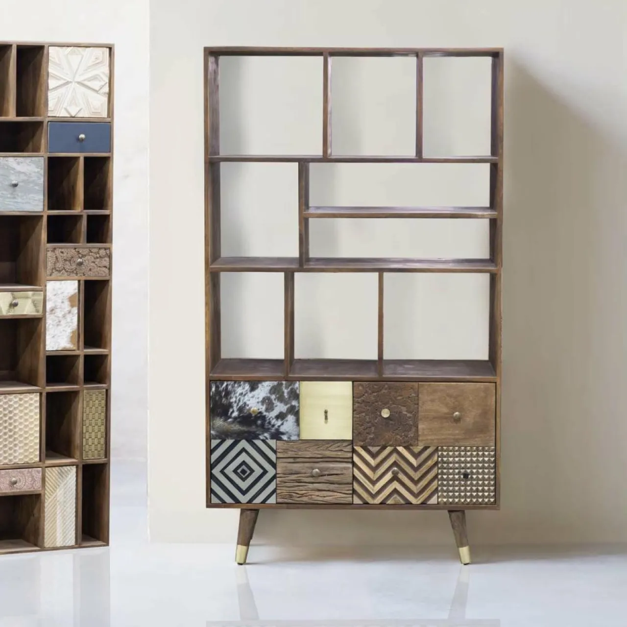 Etagère multi-matériaux peau de vache bois sculpté Naturel - 100x40x175 cm