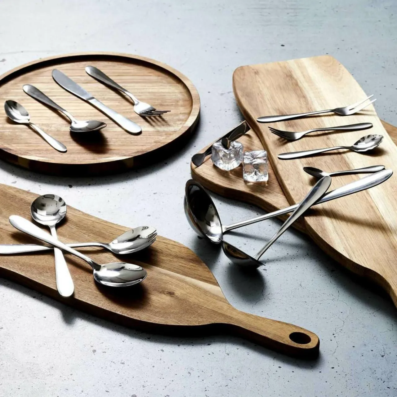 Ménagère avec coffret en bois & tiroir noire - 84 pièces