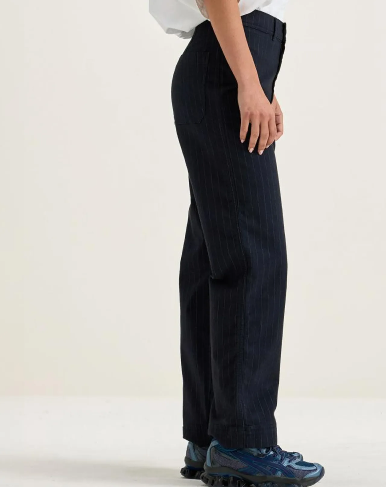 Pantalon ajusté Ghada rayé marine