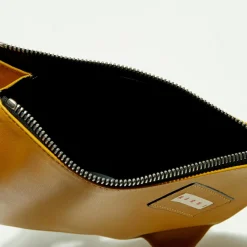 Pochette en Cuir à main mousqueton moutarde - 18x19 cm