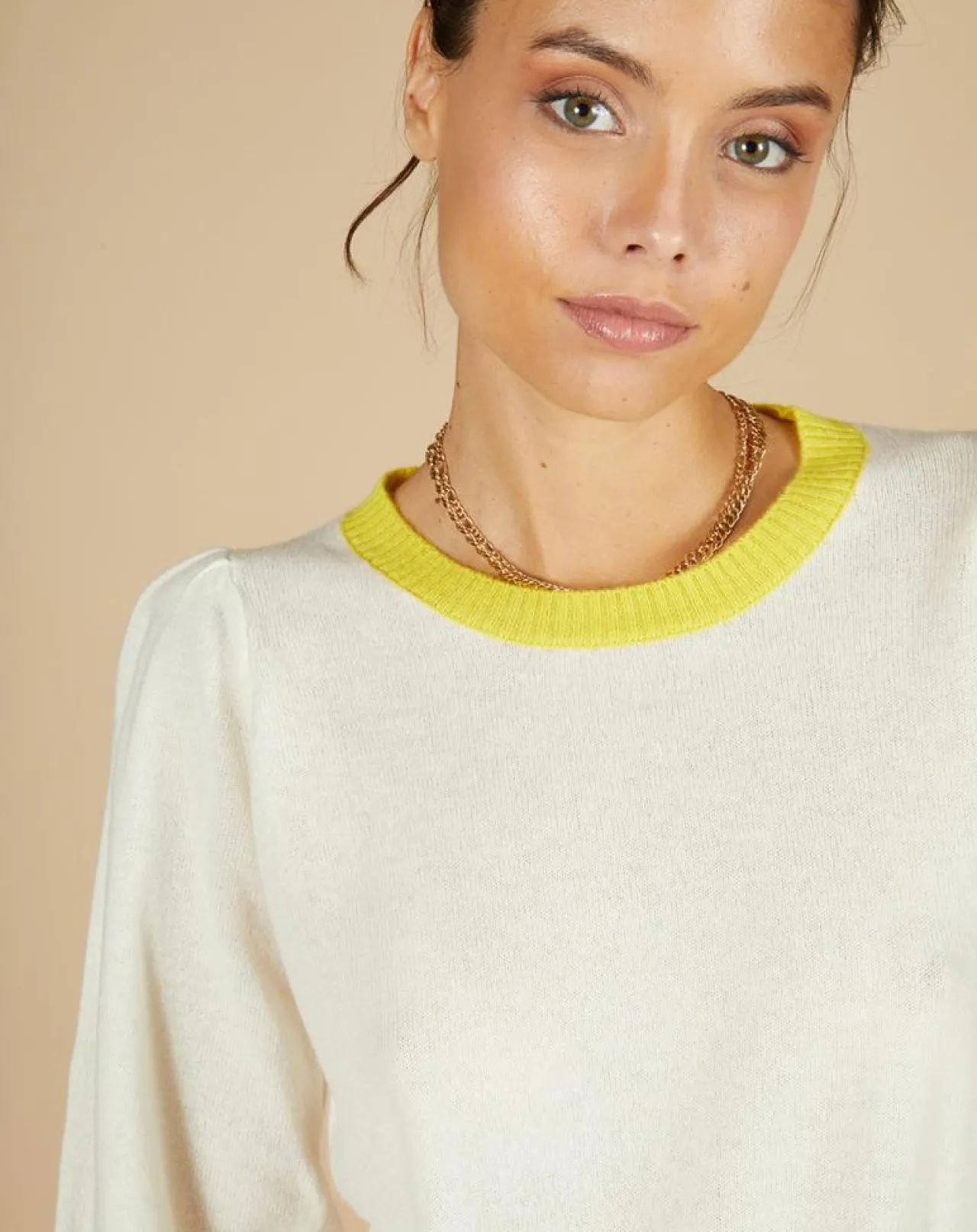Pull 100% Cachemire Romane col rond écru/liseré citron