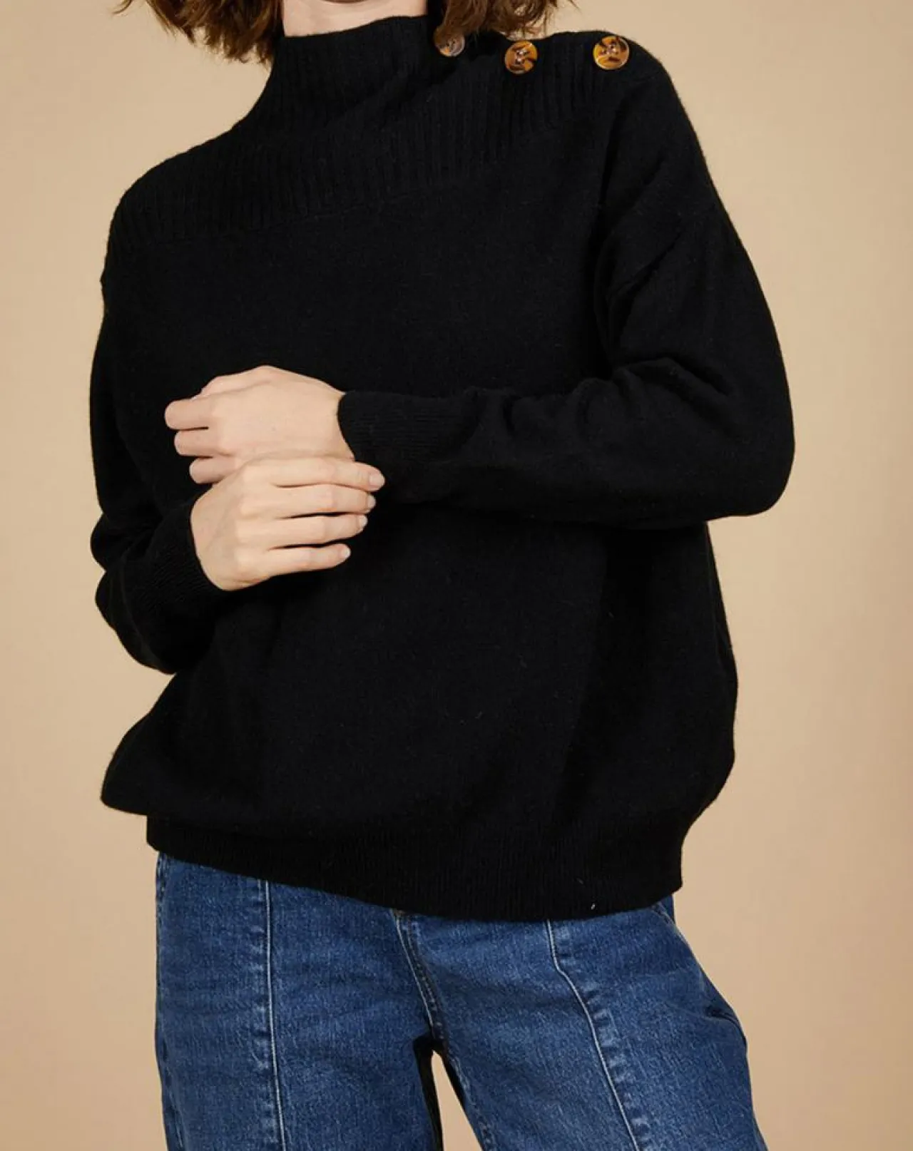 Pull ample 100% Cachemire Sandy col montant à bouton noir