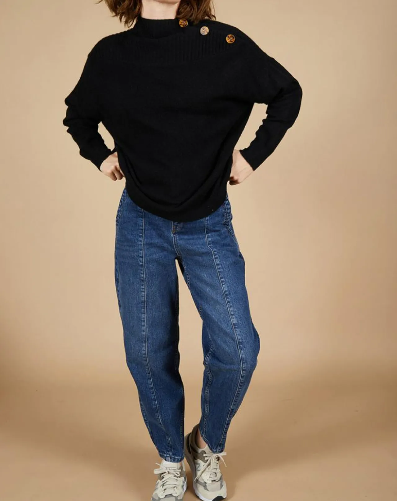 Pull ample 100% Cachemire Sandy col montant à bouton noir