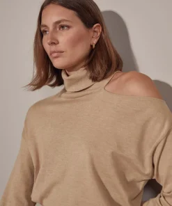 Pull Clémentine, col roulé, épaule dénudée marron moka