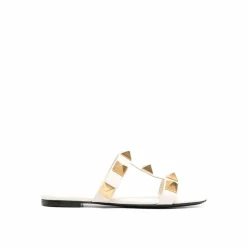 Sandales plates en cuir à clous romains crème